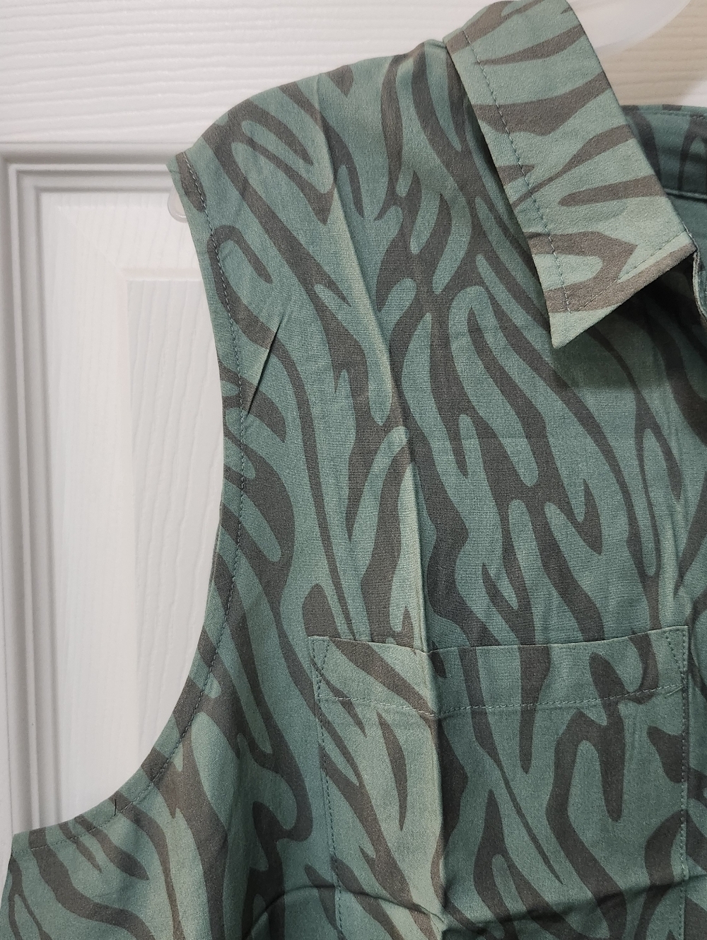 NWT Wildfang Mint Green Zebra Print The Empower Sleeveless Button Up Top Sz L - Picture 3 of 9